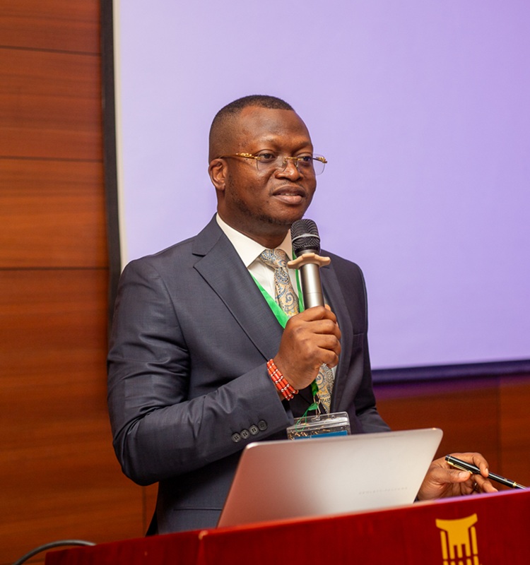 portrait-of-personal-trainer-at-the-gym